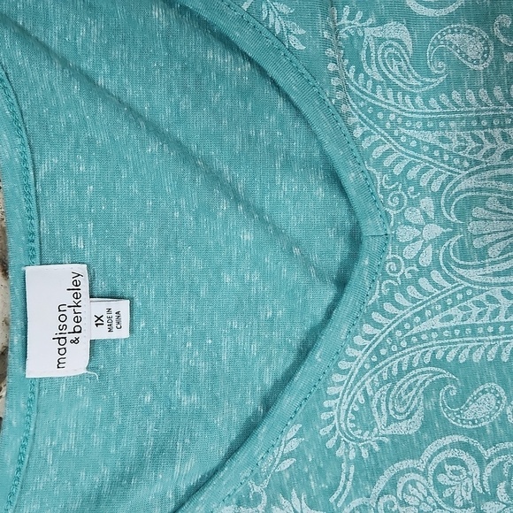 Madison & Berkeley Filigree Vneck Top - Picture 3 of 4